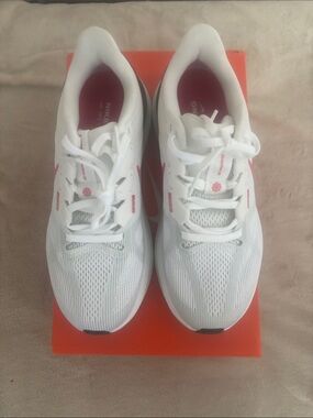 Women’s Nike Structure 25 Running Shoes - Size 7.5